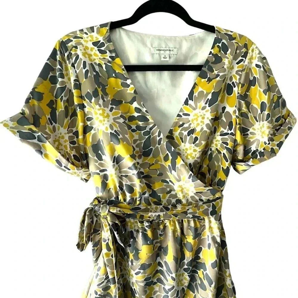 BANANA REPUBLIC | NWOT | SHORT SLEEVED FLORAL WRAP DRESS YELLOW GRAY | SIZE: 8 - Picture 2 of 9